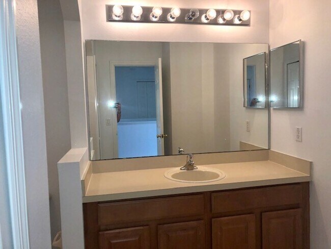 Building Photo - Remodeled Kitchen!! Wonderful Avalon Park-...
