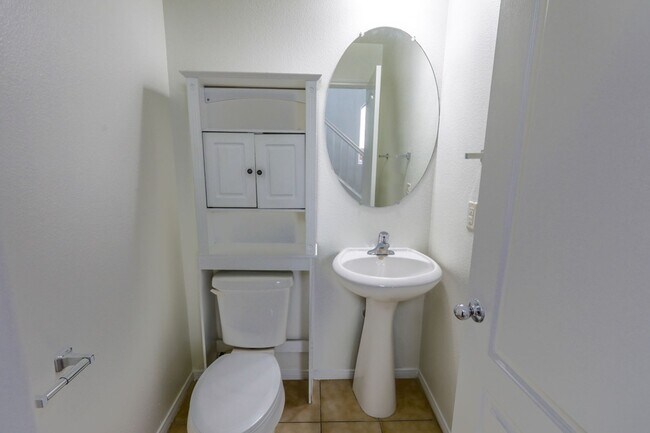 Building Photo - 3 Bedroom And Loft Southwest Gated Communi...