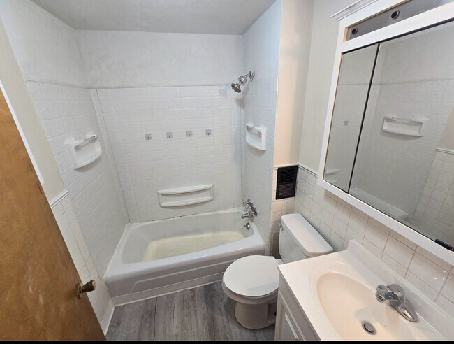 Building Photo - 135 E Harding Rd