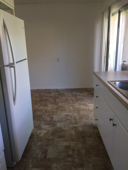 Kitchen - 1355 Bond St