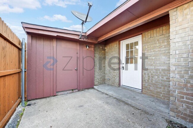 Building Photo - 3225 Crites St