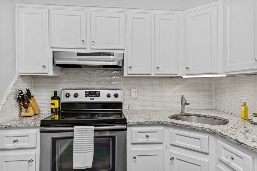 Building Photo - 22 Radio Pl