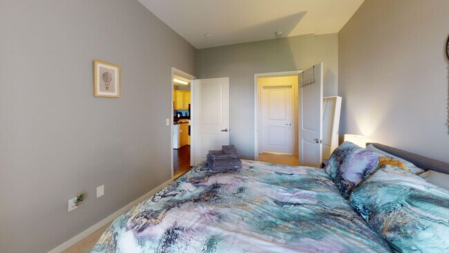 Building Photo - Top Floor Spacious One Bedroom W/Washer & ...