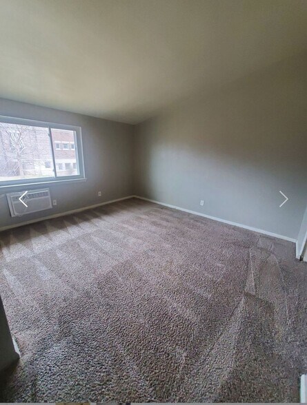 Building Photo - 2448 W Kilbourn Ave