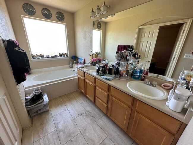Building Photo - Stunning 4-bedroom 4-bathroom Home Close to Fort Carson, Schriever AFB, and Peterson SFB!!!
