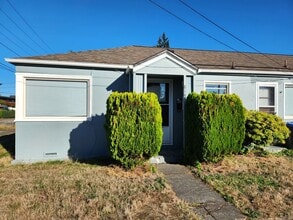 Building Photo - Cozy 2 Bedroom Duplex With Detached Garage