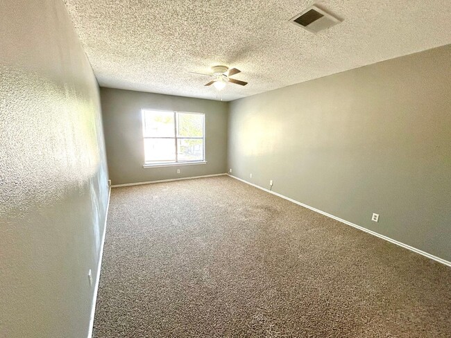 Building Photo - **MOVE-IN SPECIAL** MUST SEE! 3 Bedroom / ...