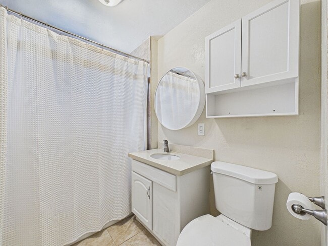 Building Photo - 2 bed 1 bath - Beautiful Outdoor Living