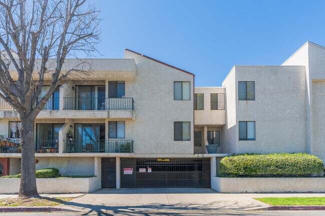 Building Photo - 7211 Cozycroft Ave