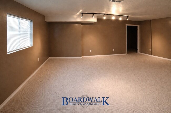 Building Photo - Beautiful 6 Bedroom Home in Sandy!