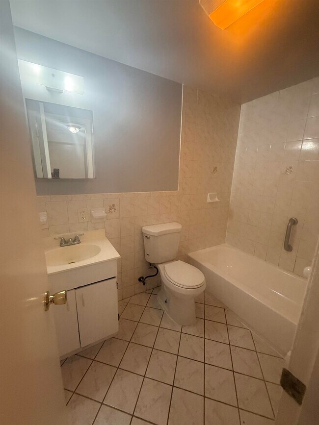 Building Photo - 592 Bramhall Ave