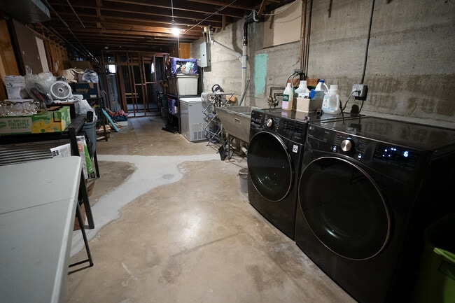 Building Photo - 180 Estes St