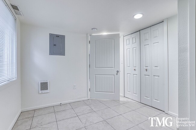 Building Photo - LouderbackPowell