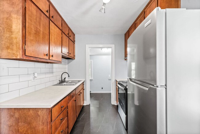 Building Photo - 2 Bedroom Home For Rent Near Madison Street!