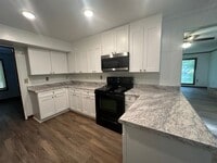 Building Photo - 6 BR 3 BA House in Colonial Hill Community