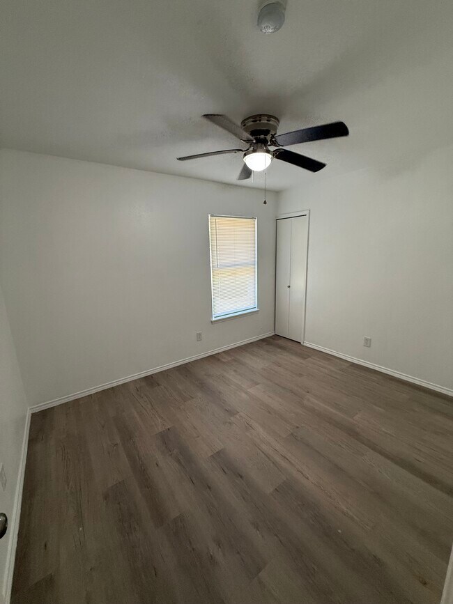 Building Photo - 125 London Ln