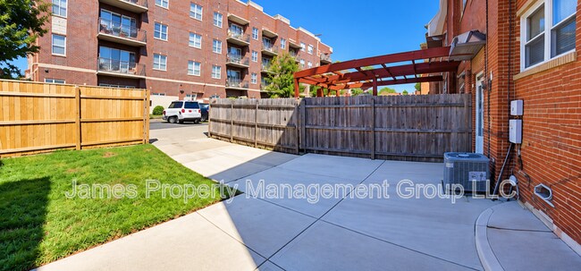 Building Photo - 458 Oak St