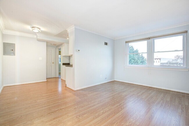 Building Photo - Bright 1 Bed/1 Bath in Hill East! Parking + Storage Included
