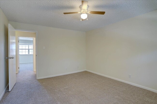 Building Photo - 2+ bedrooms 2.5 bathrooms