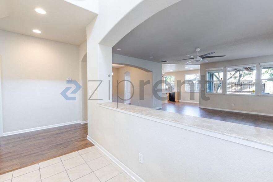 Building Photo - 3334 San Vicente Rd