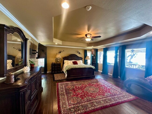 Building Photo - Stunning, fully furnished 3-bedroom, 2-bath lakefront home on Lake Palestine!