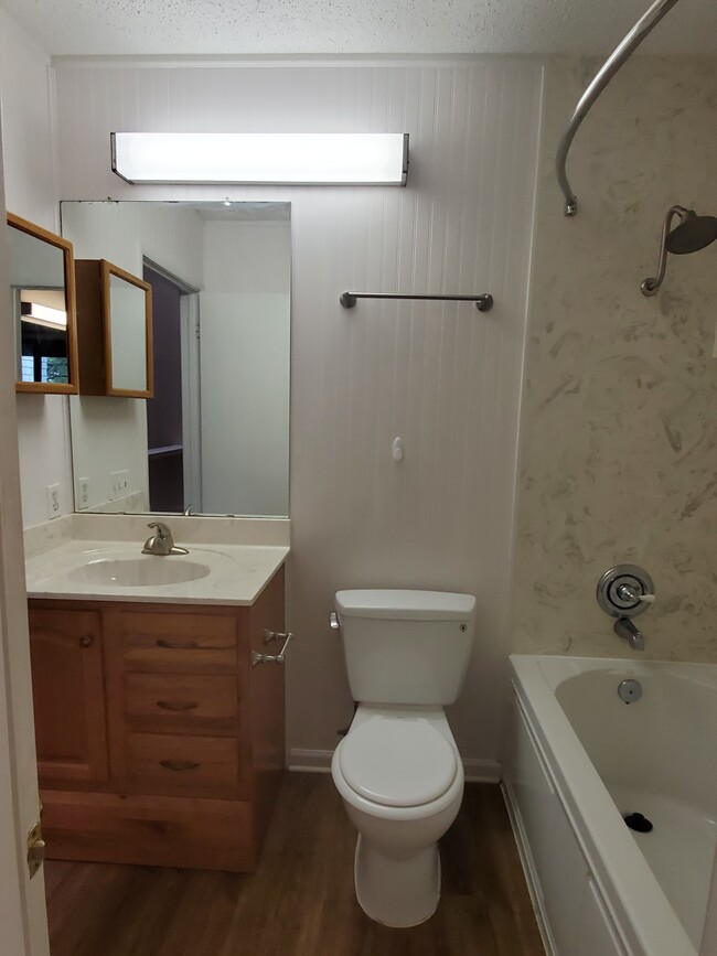 Master bathroom. - 7122 Wood Hollow Dr