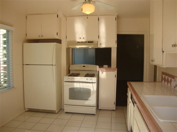 Building Photo - Refined Single-Family Residence in Desirable Bixby North