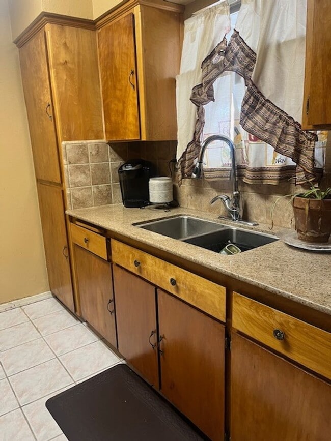 Building Photo - Enchanting Delano property just minutes fr...