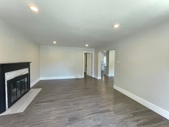 Building Photo - 2 Bed 2 Bath Provo House