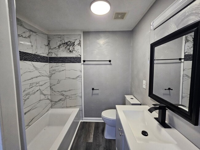 Building Photo - Newly updated 2 bedroom 1 bath apartment f...