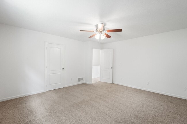 Building Photo - AVAILABLE FOR EARLY OCTOBER! 2-BEDROOM TOW...