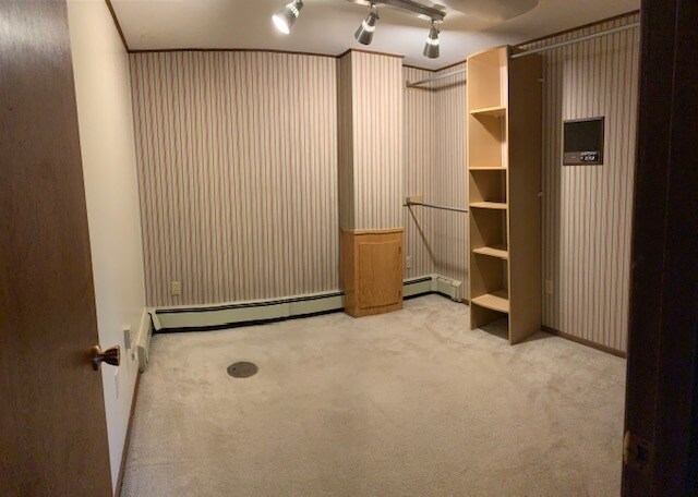 Den - 2279 Franklin St