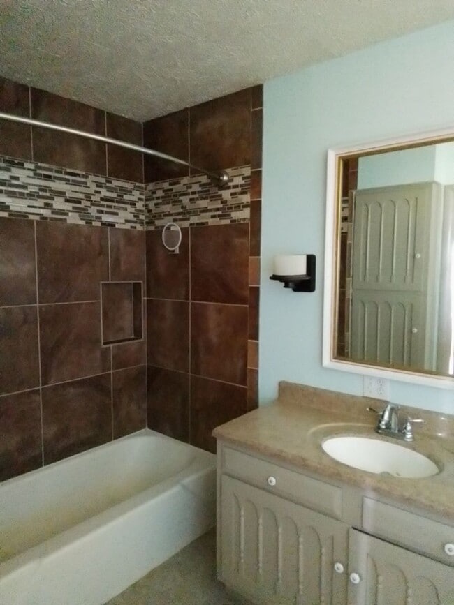 Building Photo - 3 BR 2 BA Horse and 1 small dog okay on ju...