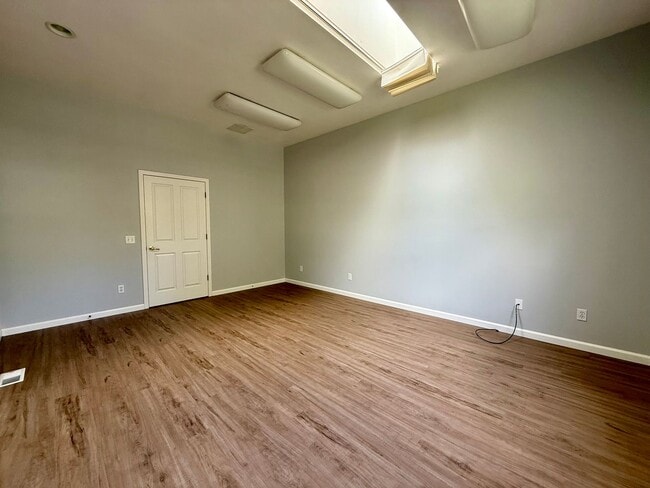 Building Photo - Single Level Cresent Meadows Home