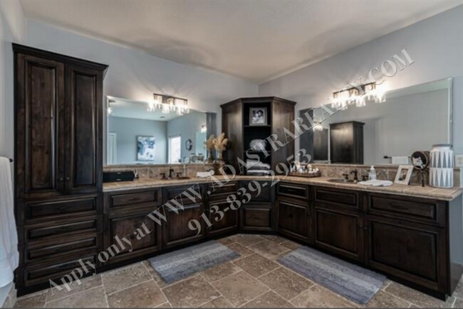 Building Photo - Gorgeous 5 Bed 5 Bath Home in Olathe-Comin...