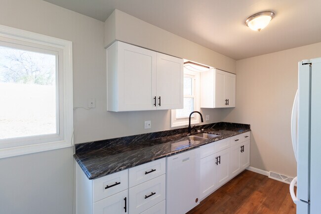 Building Photo - 804 Cahill Dr