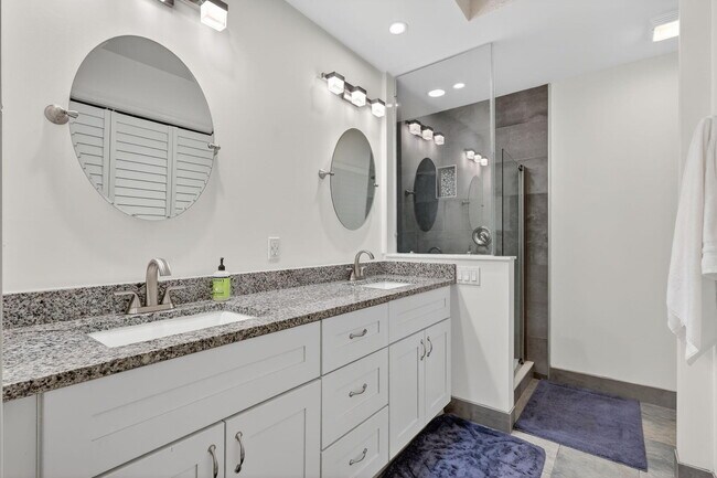 Building Photo - 5230 SE Seascape Way