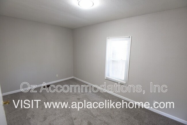 Building Photo - 1514 N Spring St