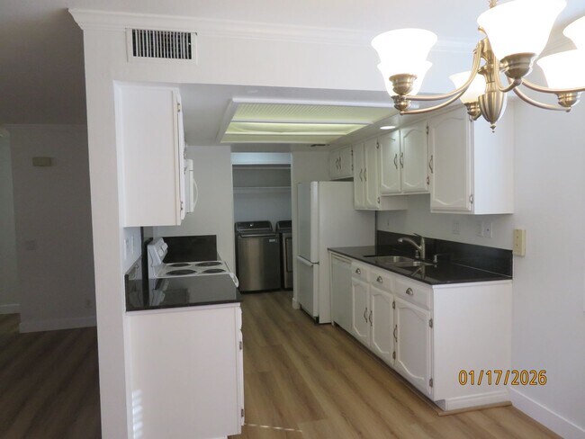 Building Photo - Clean well-maintained upstairs Condo, Gated Community