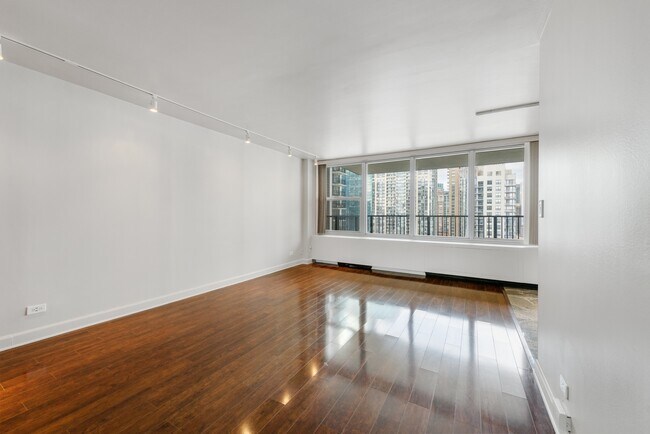 Building Photo - 400 E Randolph St