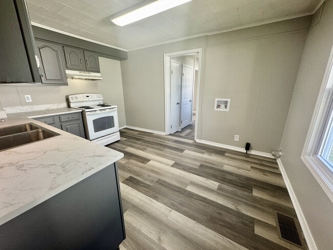 Building Photo - 913 N Morrison St