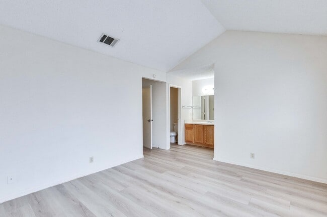 Building Photo - Upstairs Two Bedroom Unit in Fourplex with Balcony