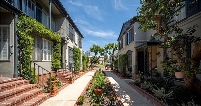 Building Photo - 1241 S Beverly Glen Blvd