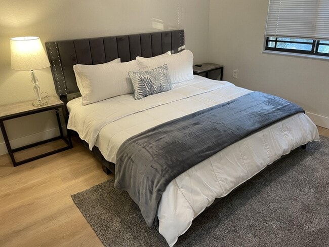 Building Photo - 3021 Alcazar Pl