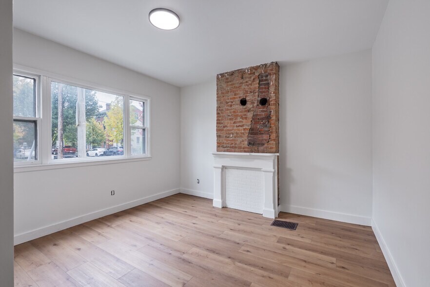 Primary Photo - 332 E 9th St