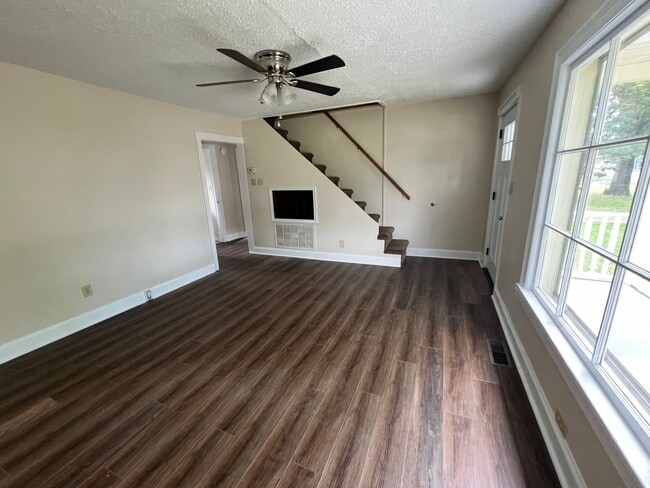 Building Photo - Cozy 2 Bedroom/ 1 Bath Cottage in West Nas...