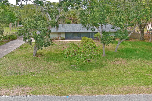 Building Photo - 670 Kings Way