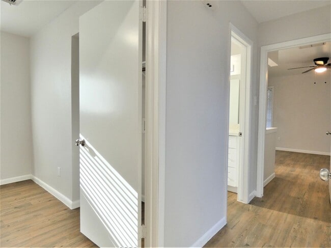 Building Photo - 606 Golfview Dr