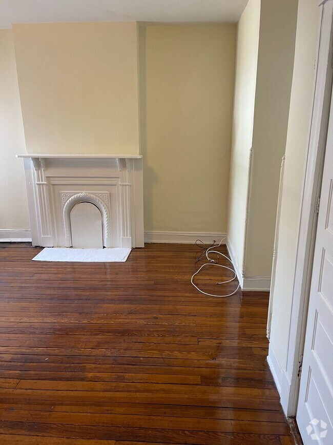 Building Photo - Newly Updated 3 bdrm/2 bath House Located ...