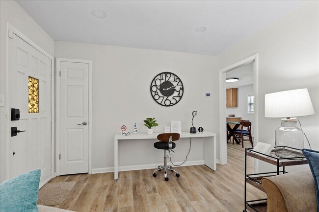 Building Photo - 2425 Bruce Ln